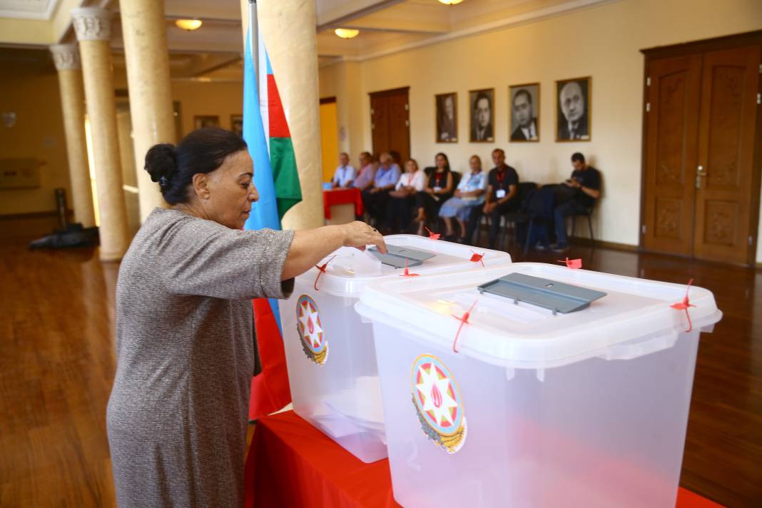 Azerbaycan'da seçim günü: Oy verme işlemi başladı - Resim: 7